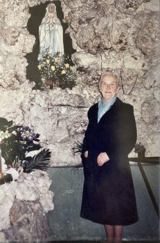 Denz Lina in der Lourdes-Grotte Mumpf