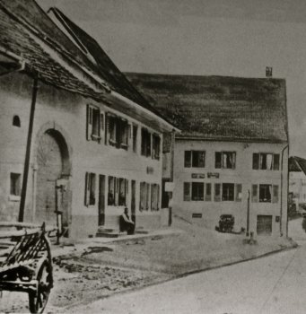 Hauptstrasse - im östlichen Dorfteil, Familie Kaufmann und alte Post der Familie Kaufmann