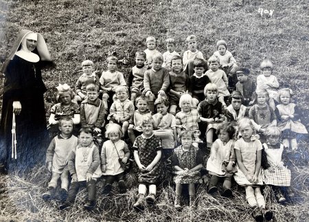 1932 Kindergarten, mit Schwester Lydia