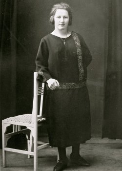 Junge 17-jährige Frau um 1920