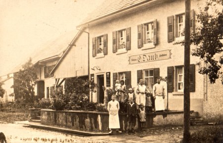 Daub Gottlob mit Familie und Bäckereipersonal am Vordermattweg