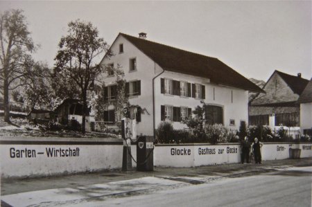 Hauptstrasse - in der Dorfmitte Tankstelle gegenüber _Glocke