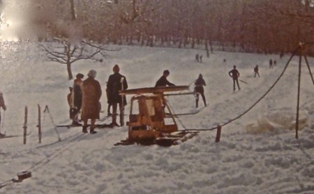 Wintersportler beim Skilift Schönegg 1970