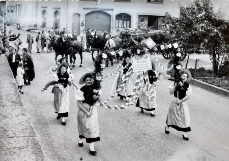 Jugendfest 1953, der Umzug mit Trachtengruppe vor dem Schlusswagen 