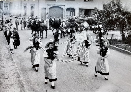 Jugendfest 1953, der Umzug mit Trachtengruppe vor dem Schlusswagen