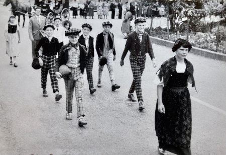 Jugendfest 1953, der Umzug mit der Oberschule zum Thema Völkervielfalt