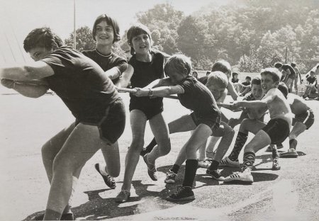 1971 Der Sporttag am Samstag, 3. Juli - Seilziehen mit aller Kraft