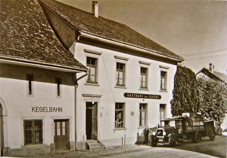 Hauptstrasse - in der Dorfmitte _Glocke_ Eingang zur Kegelbahn