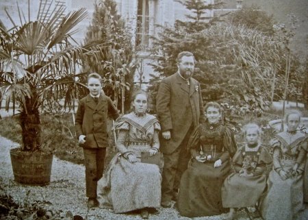 Familie vor _Frommherzvilla_, auch Arzthaus genannt, um 1900, allenfalls eine von den Ärzten Waibel, Kern oder Stöckli