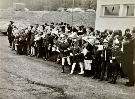 1970 Umzug in das neue Schulhaus 19. Dezember - Vor der neuen Schule die Gesamtaufnahme