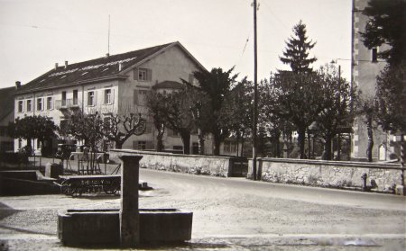 Hauptstrasse - im östlichen Dorfteil, Kirche und _Sonne