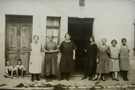 Flösserweg - Vor dem Haus mit Familien Güntert-Malthaner