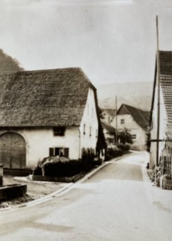 Ankengasse - Einfahrt von der Hauptsrasse her, links Haus der Familie Karl und Marie Wunderlin-Jeck, rechts Säckingerhof 2 und hinten die Trotte.
