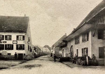 Hauptstrasse - in der Dorfmitte Höhe Postgebäude