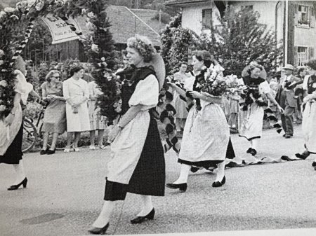 Jugendfest 1953, der Umzug mit der Damenriege in der Aargauertracht