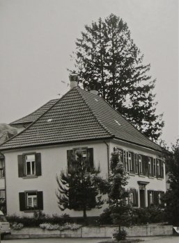Hauptstrasse - westlicher Dorfteil Haus der Pfarrherren, Pfrundhaus genannt