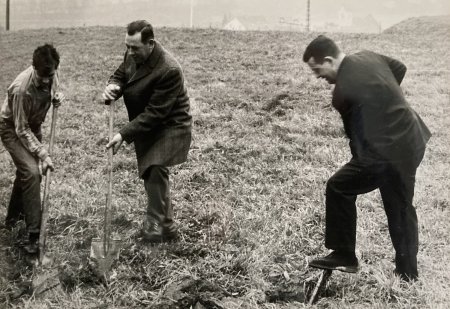 1968 Spatenstich 7. 12. - Gemeindeammann Güntert wird unterstützt