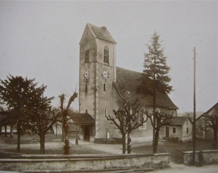 Hauptstrasse - im östlichen Dorfteil, Kirche mit Kirchhof