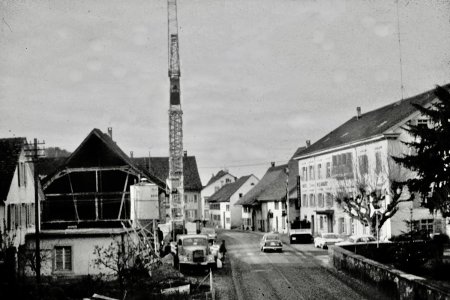 Hauptstrasse - Im östlichen Dorfteil, Pferdestallung ist abgerissen