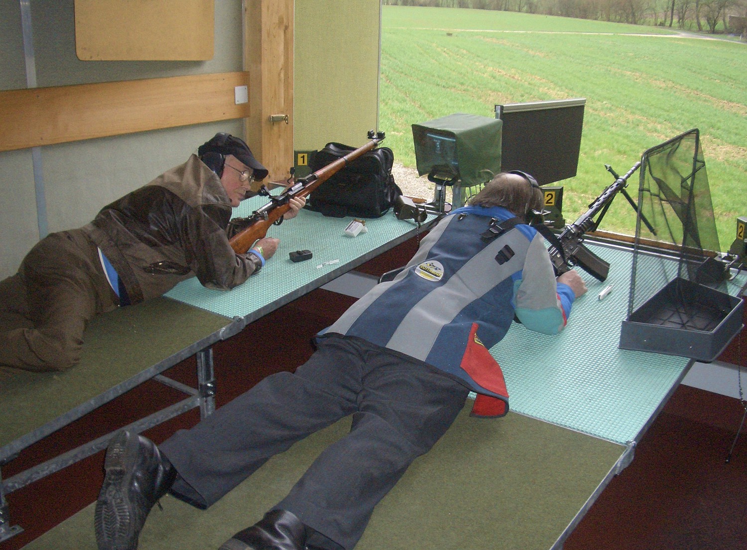 Fridolin Gut und Kurt Stocker am Gewehr