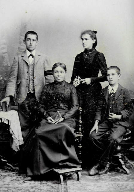 Von links: Fritz, Karolina, Louisa, Otto, Waldmeier, ca. 1902 
