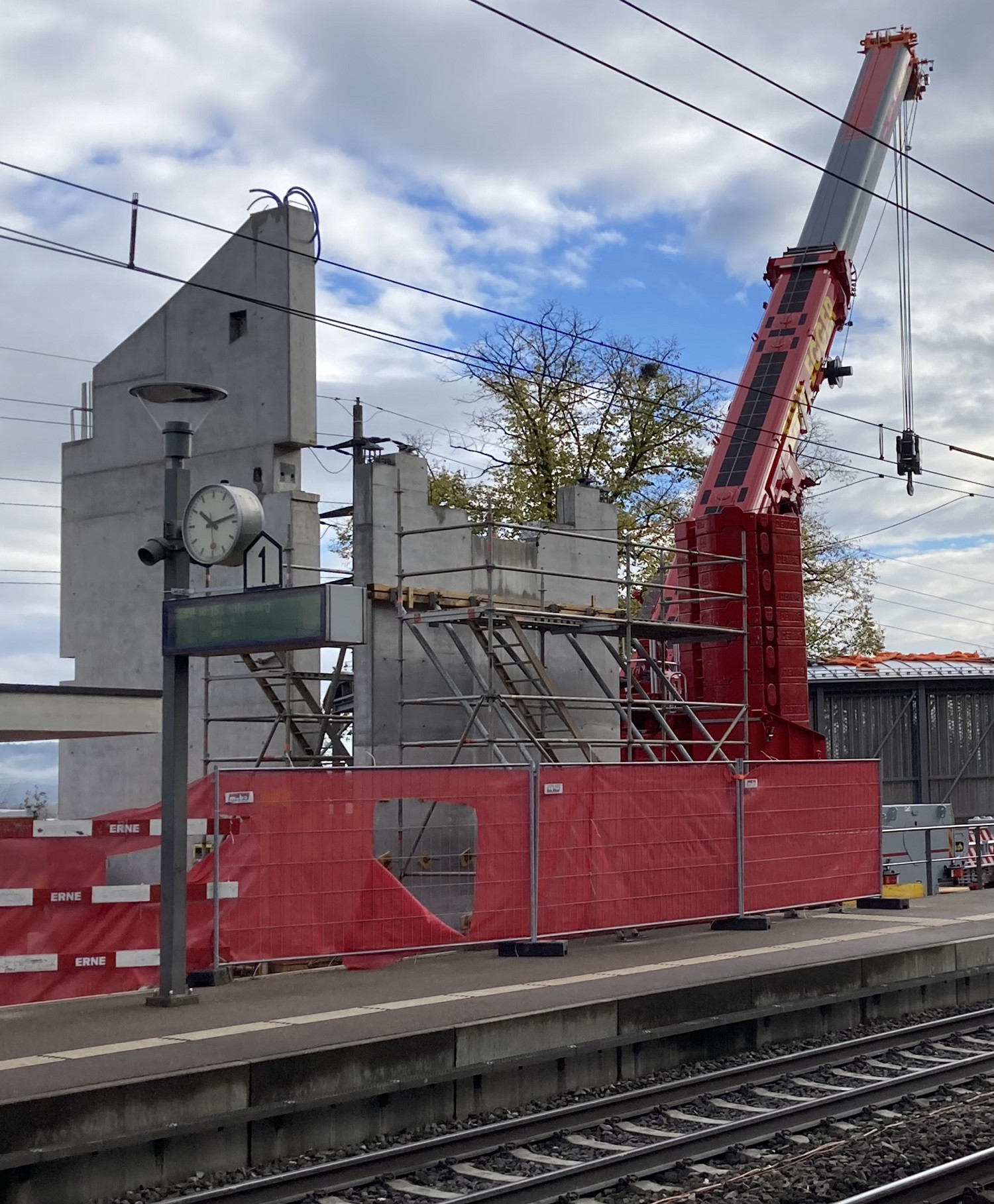 Neue Stützen und Kran