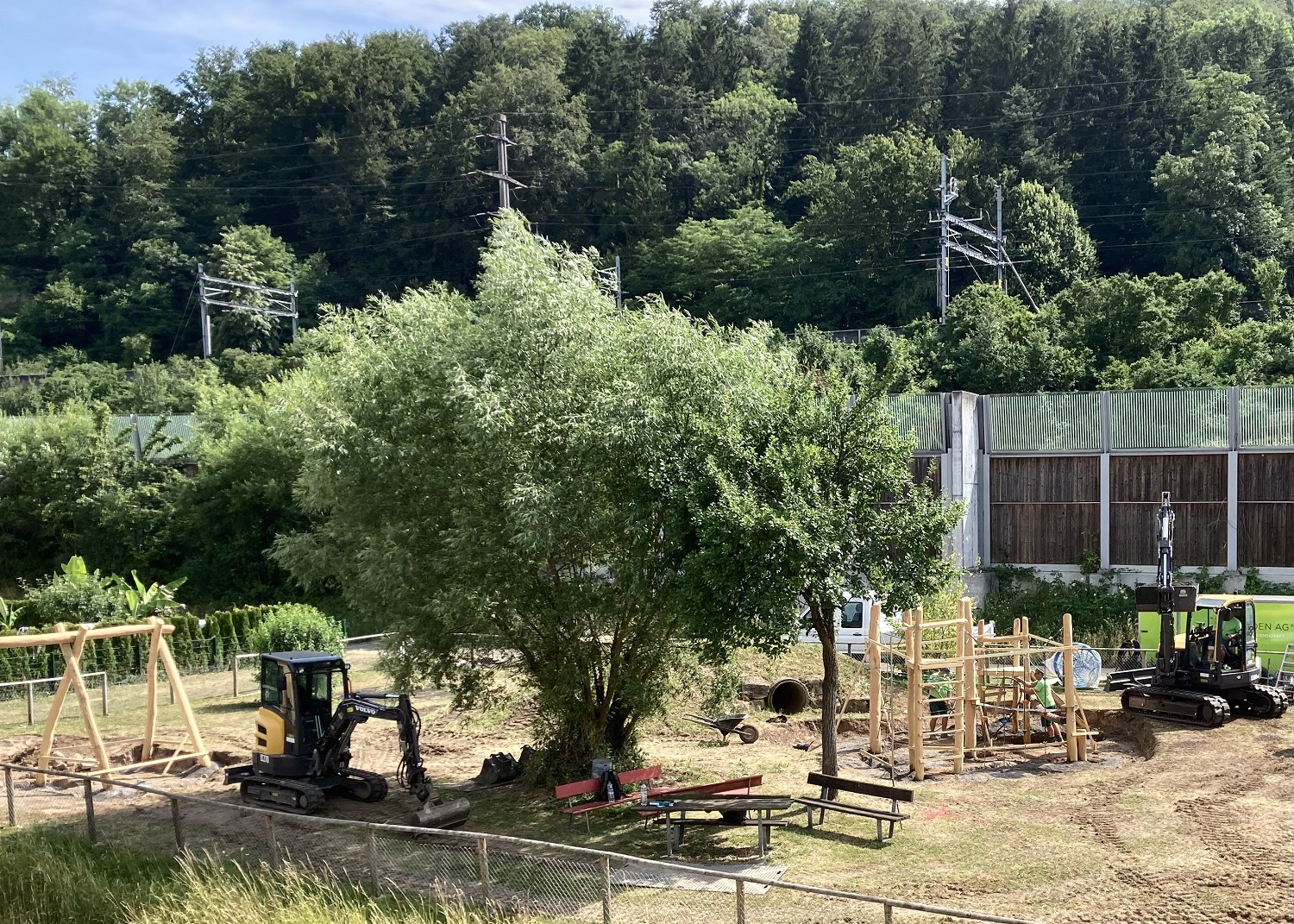 Bauarbeiten im Juli  am neuen Spielplatz hinter der MZA Burgmatt